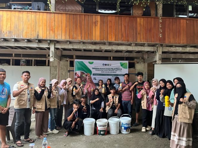 
Mahasiswa KKN USN Kolaka Latih Warga Desa Tinukari Olah Air Cucian Beras Jadi Pupuk Organik