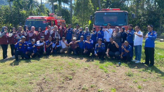 
Mahasiswa KKN-PM USN Kolaka Gelar Simulasi Pemadaman Kebakaran di Desa Rante Baru