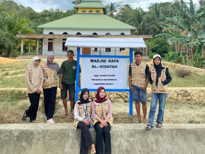 
Mahasiswa KKN USN Kolaka Pasang Plang Nama Masjid di Desa Sumber Rejeki