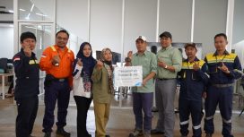 PT Vale Indonesia menyerahkan donasi buku untuk anak-anak Loeha Raya, Blok Tanamalia.
