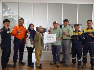 PT Vale Indonesia menyerahkan donasi buku untuk anak-anak Loeha Raya, Blok Tanamalia.