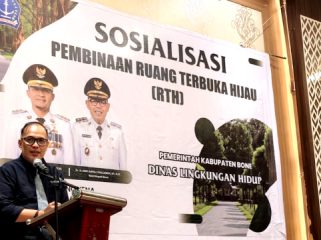 Kepala Dinas Lingkungan Hidup Kabupaten Bone Dray Vibrianto, memberikan sambutan saat Sosialisasi Pembinaan Ruang Terbuka Hijau, Senin 10 November 2025. (Foto: Wardah/sultrakita.com) 