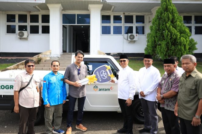 
ANTAM Serahkan Mobil Pengangkut Sampah untuk Perkuat Kebersihan Kolaka
