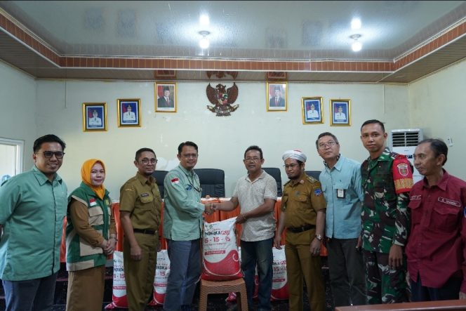
PT Vale Indonesia IGP Pomalaa Salurkan Bantuan Pupuk di Desa Huko-Huko