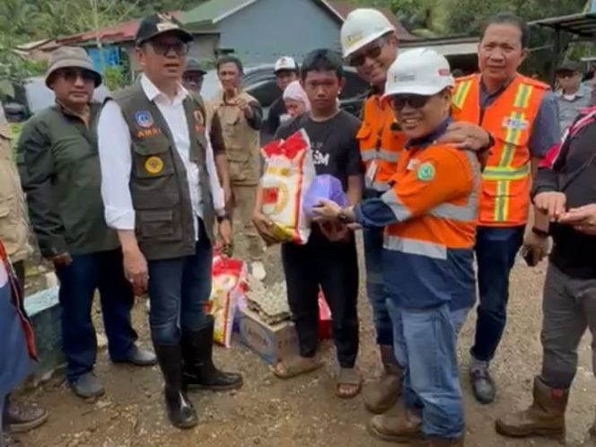 
Bupati Kolaka Serahkan Bantuan Dinsos dan PT CNI kepada Warga Terdampak Luapan Sungai Lapao-pao