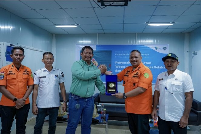 
PT Vale Serahkan Peralatan Water Rescue ke Basarnas Kolaka dan Gelar Pelatihan SAR