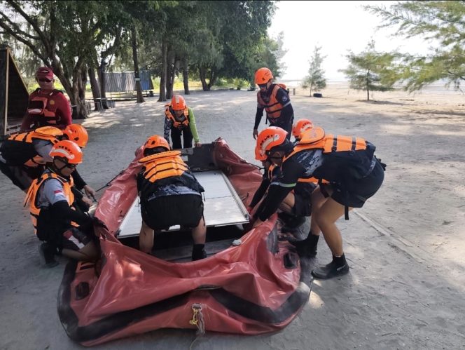 
PT Vale Gelar Pelatihan Praktek SAR di Pantai Indah Kapu