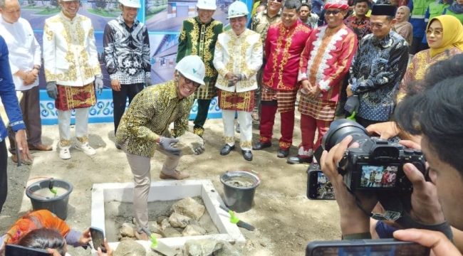 CEO PT Vale, Bernardus Irmanto, saat Groundbreaking Revitalisasi Pasar Raya Mekongga Kolaka. FOTO: sultrakita.com
