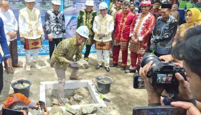 
CEO PT Vale, Bernardus Irmanto, saat Groundbreaking Revitalisasi Pasar Raya Mekongga Kolaka. FOTO: sultrakita.com
