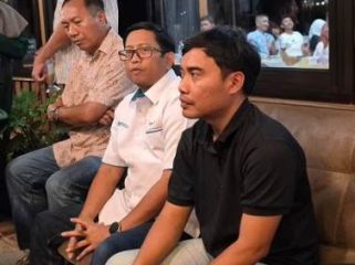 Muhammad Rusdan (tengah) didampingi Bambang (kanan) dan Tadius usai buka puasa dan silaturahmi bersama insan pers di Kolaka.