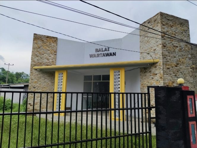 
Kominfo Kolaka Serahkan Balai Wartawan