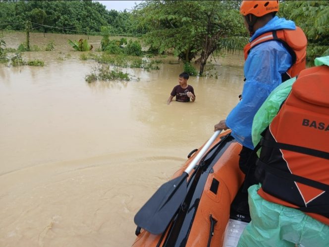 
Banjir Rendam Sejumlah Titik di Kendari, Basarnas Evakuasi 18 Warga dan Temukan Satu Korban Meninggal