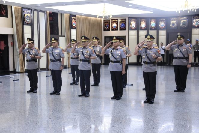 
Kapolri Rotasi Sejumlah Pejabat Utama dan Kapolda, Tiga Brigjen Resmi Dilantik