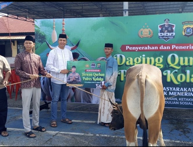 
Polres Kolaka Sembelih 30 Hewan Kurban, Daging Dibagikan ke Masyarakat