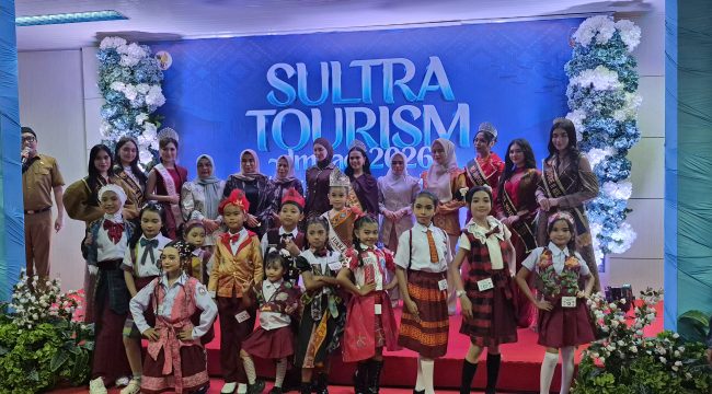 Foto Bersama usai kegiatan Sultra Tourism Impact yang dihadiri Wakil Ketua Dekranasda Kolaka, Ibu Sekda Kolaka, Sekretaris Dinas Pariwisata Kolaka dan Pengurus Dekranasda Kolaka