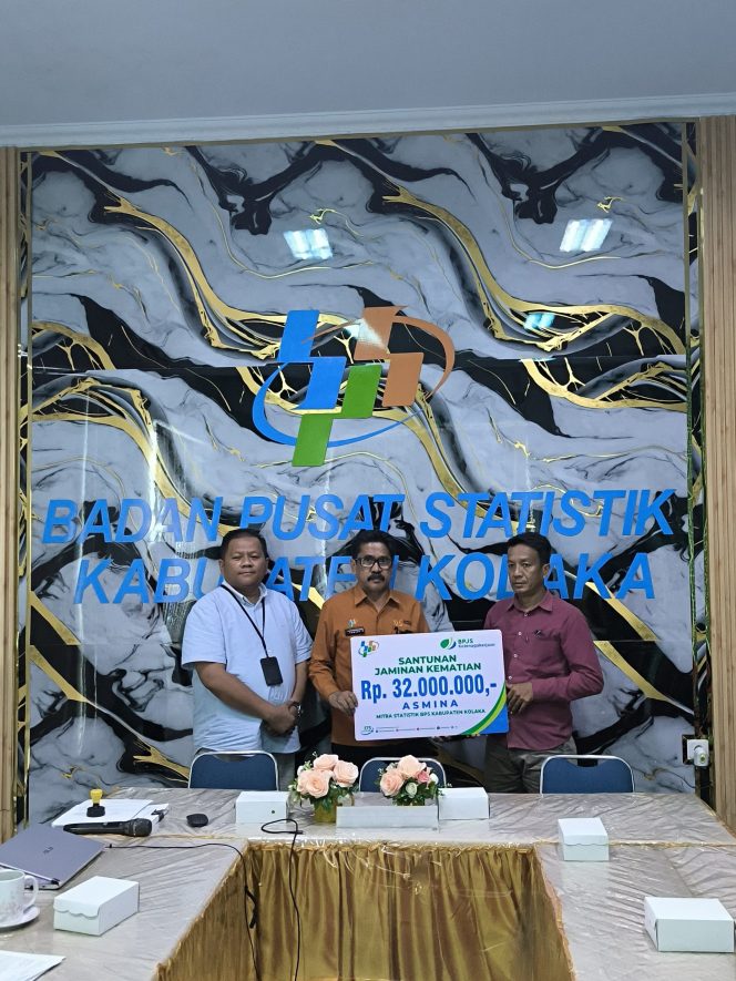 
Meninggal Saat Bertugas, Ahli Waris Petugas Sensus Ekonomi Kolaka Terima Santunan Rp 32 Juta Dari BPJS Ketenagakerjaan