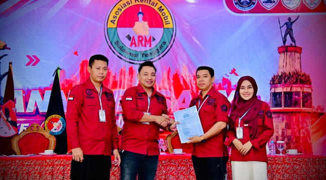 Dewan Penasehat ARM Sultra Rahmat Hadiatullah saat menyerahkan SK kepada Ketua Umum ARM Terpilih