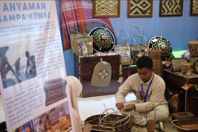 
Perkuat Kriya Lokal Luwu Timur, PT Vale Hadirkan Anyaman Teduhu di Ajang Dekranas