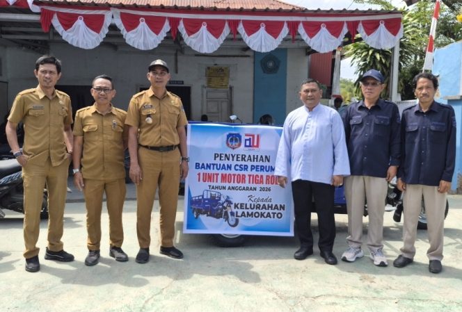 
Dukung Kolaka Bersih, Perumda Aneka Usaha Serahkan Motor Sampah di Lamokato