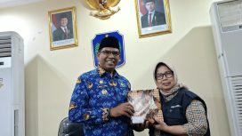 Penyerahan tanda mata dari UNJ yang diwakili oleh Endry Boeriswati kepada wakil Bupati, Kamis (15/10/2026).