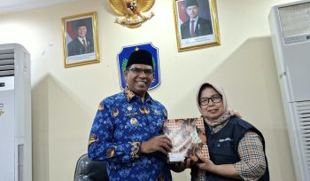 Penyerahan tanda mata dari UNJ yang diwakili oleh Endry Boeriswati kepada wakil Bupati, Kamis (15/10/2026).