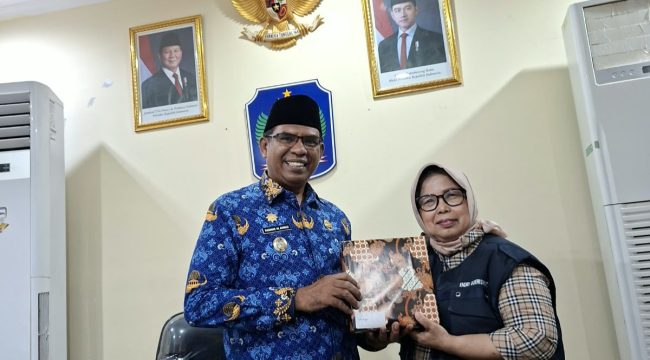 Penyerahan tanda mata dari UNJ yang diwakili oleh Endry Boeriswati kepada wakil Bupati, Kamis (15/10/2026).