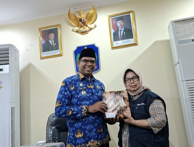 
Penyerahan tanda mata dari UNJ yang diwakili oleh Endry Boeriswati kepada wakil Bupati, Kamis (15/10/2026).