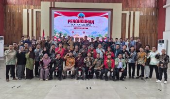Foto bersama usai pengukuhan pengurus IKA USN Kolaka periode 2026-2031.