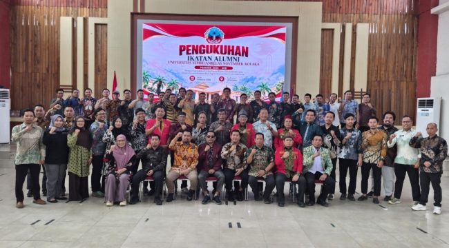 Foto bersama usai pengukuhan pengurus IKA USN Kolaka periode 2026-2031.
