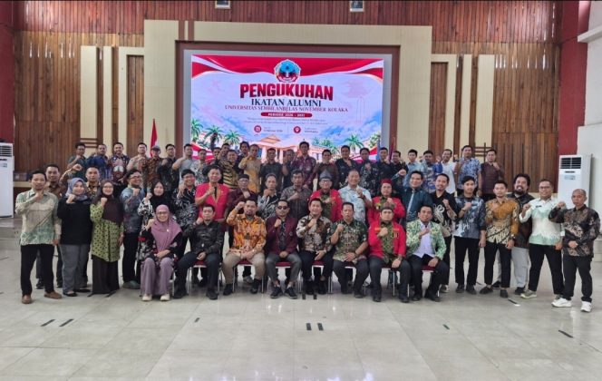 
Foto bersama usai pengukuhan pengurus IKA USN Kolaka periode 2026-2031.