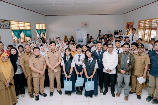 
Cegah Narkoba dan HIV Sejak Dini, Vale Edukasi Pelajar Kolaka