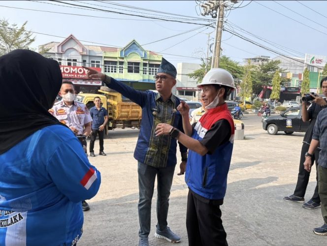 
Tinjau Sejumlah SPBU, Bupati Kolaka Ungkap Penyebab Antrean BBM