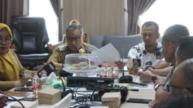 Pelaksana Tugas (Plt.) Asisten II Kabupaten Kolaka, Ramli H. Sima (kiri) saat memimpin Rakor Tim Terpadu Pengawasan Pendistribusian BBM dan LPG 3 kilogram bersubsidi, Selasa (13/10). FOTO: Diskominfo Kolaka