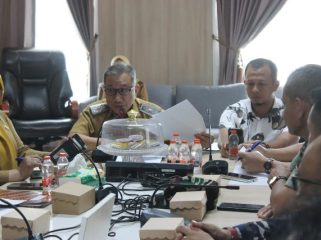 Pelaksana Tugas (Plt.) Asisten II Kabupaten Kolaka, Ramli H. Sima (kiri) saat memimpin Rakor Tim Terpadu Pengawasan Pendistribusian BBM dan LPG 3 kilogram bersubsidi, Selasa (13/10). FOTO: Diskominfo Kolaka