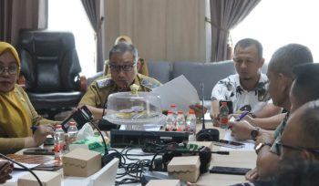 Pelaksana Tugas (Plt.) Asisten II Kabupaten Kolaka, Ramli H. Sima (kiri) saat memimpin Rakor Tim Terpadu Pengawasan Pendistribusian BBM dan LPG 3 kilogram bersubsidi, Selasa (13/10). FOTO: Diskominfo Kolaka