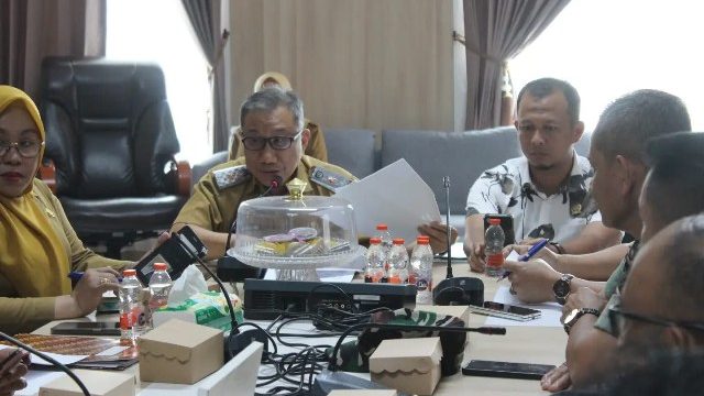 Pelaksana Tugas (Plt.) Asisten II Kabupaten Kolaka, Ramli H. Sima (kiri) saat memimpin Rakor Tim Terpadu Pengawasan Pendistribusian BBM dan LPG 3 kilogram bersubsidi, Selasa (13/10). FOTO: Diskominfo Kolaka