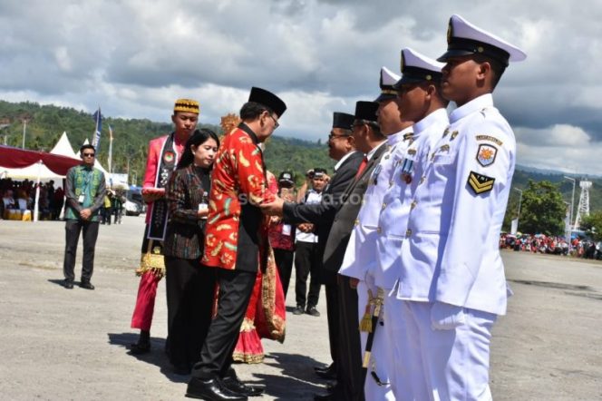 
Menteri Dalam Negeri saat menyerahkan Satya Lencana Wirakarya Kepada Bupati Wakatobi 