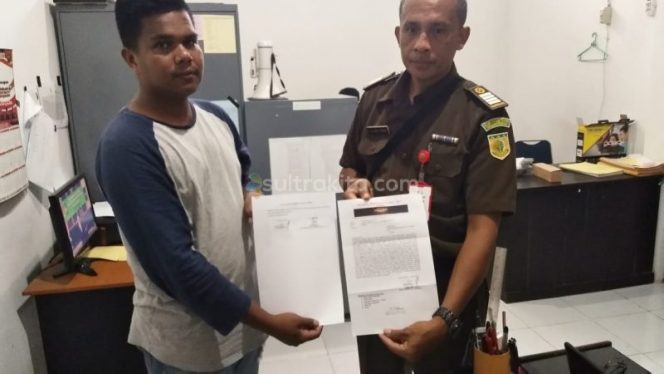 
Ist/Ketua Gerakan Pemuda Pemikir Kiri (GMPK), setelah menggelar aksi di depan Kantor Bupati Wakatobi,   melaporkan anak bupati Wakatobi di Kejari  Senin (11/3).