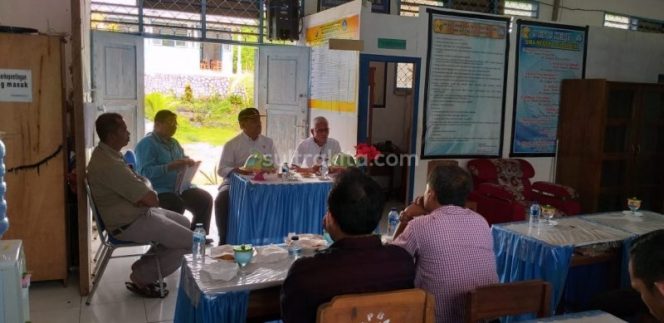 
Plt Kepala Dinas Pendidikan dan Kebudayaan Asrun Lio didampingi Kepala KCD kab. Buton rapat bersama Kasek dan para Guru SMAN 2 SIOTAPINA dalam upaya memetralisir Konflik sosial yang terjadi antara Desa Sampuabalo dcngan Gunung Jaya
