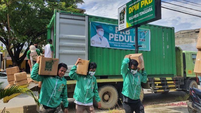 
 Muhaimin Iskandar Sumbang Empat Kontainer Paket Sembako Untuk Masyarakat Sultra
