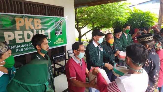 
Jelang Lebaran, DPC PKB Kolaka Utara Bagikan Sembako Cak Imin