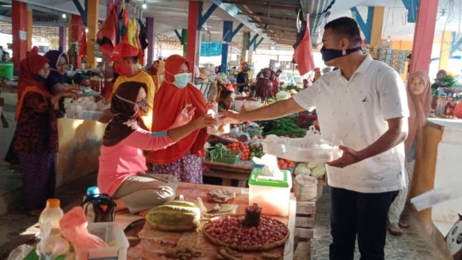 
 Unik, Ketua Baguna PDIP Sultra Febri Hidayat Borong dan Bagi Takjil di Pasar Tradisional