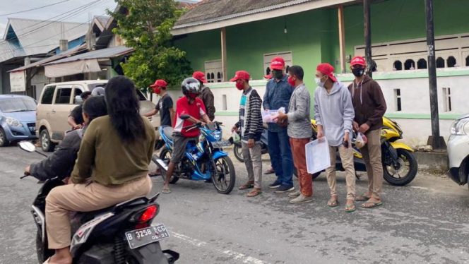 
Saling Menguatkan ditengah Pandemi, Febri Hidayat Kembali Borong dan Bagi Takjil Pedagang