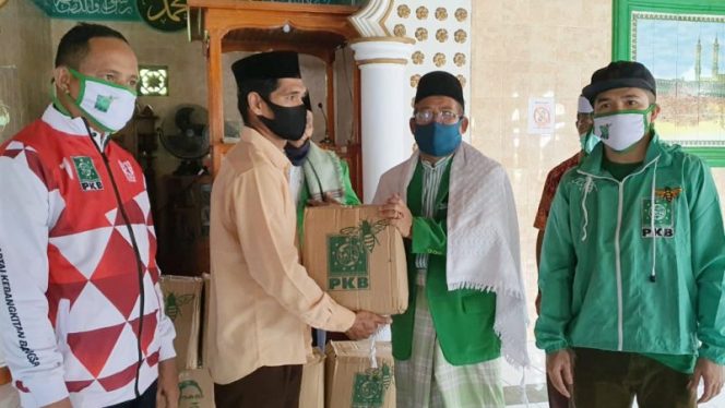 
 DPW PKB Sultra Serahkan Paket Sembako Kiriman Gus Ami ke NU untuk Guru Ngaji