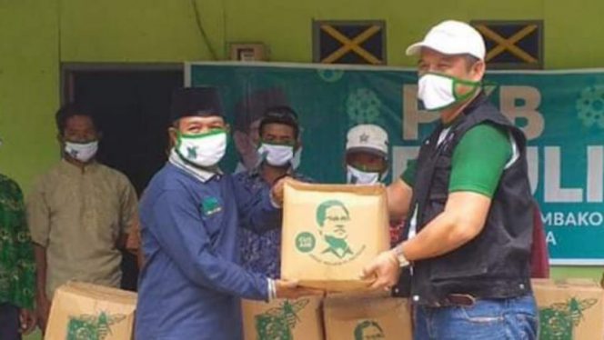 
DPC PKB Konawe Bagikan Sembako Bantuan Muhaimin Iskandar ke Warga