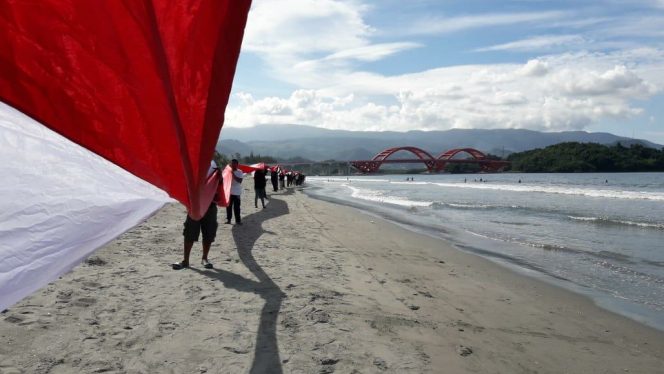 
 HUT RI ke-75, Ratusan Pemuda Papua Bentangkan Bendera Merah Putih