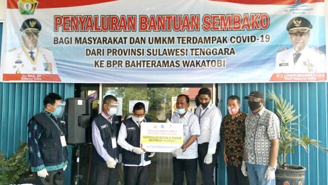 
 Debitur PD BPR Bahteramas Wakatobi Terima Bantuan Sembako