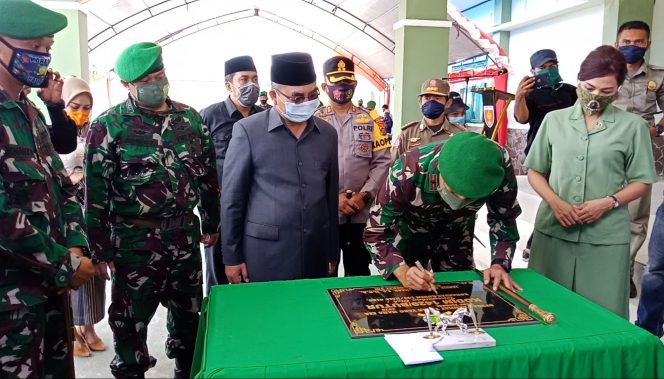 
 Penandatanganan prasasti Makodim 1429 Butur oleh Danrem 143/HO