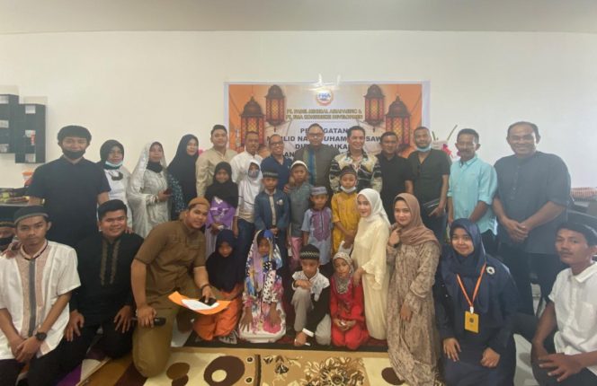 
 Keluarga Besar PT FADEL MINERAL ASIAPASIFIC (FMA) foto bersama dengan anak yatim usai kegiatan Maulid Nabi Muhammad SAW